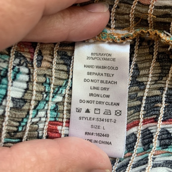 MILK & HONEY Top Juniors Size L Green Floral Print Smocked Shoulder Off Cropped - Picture 8 of 8